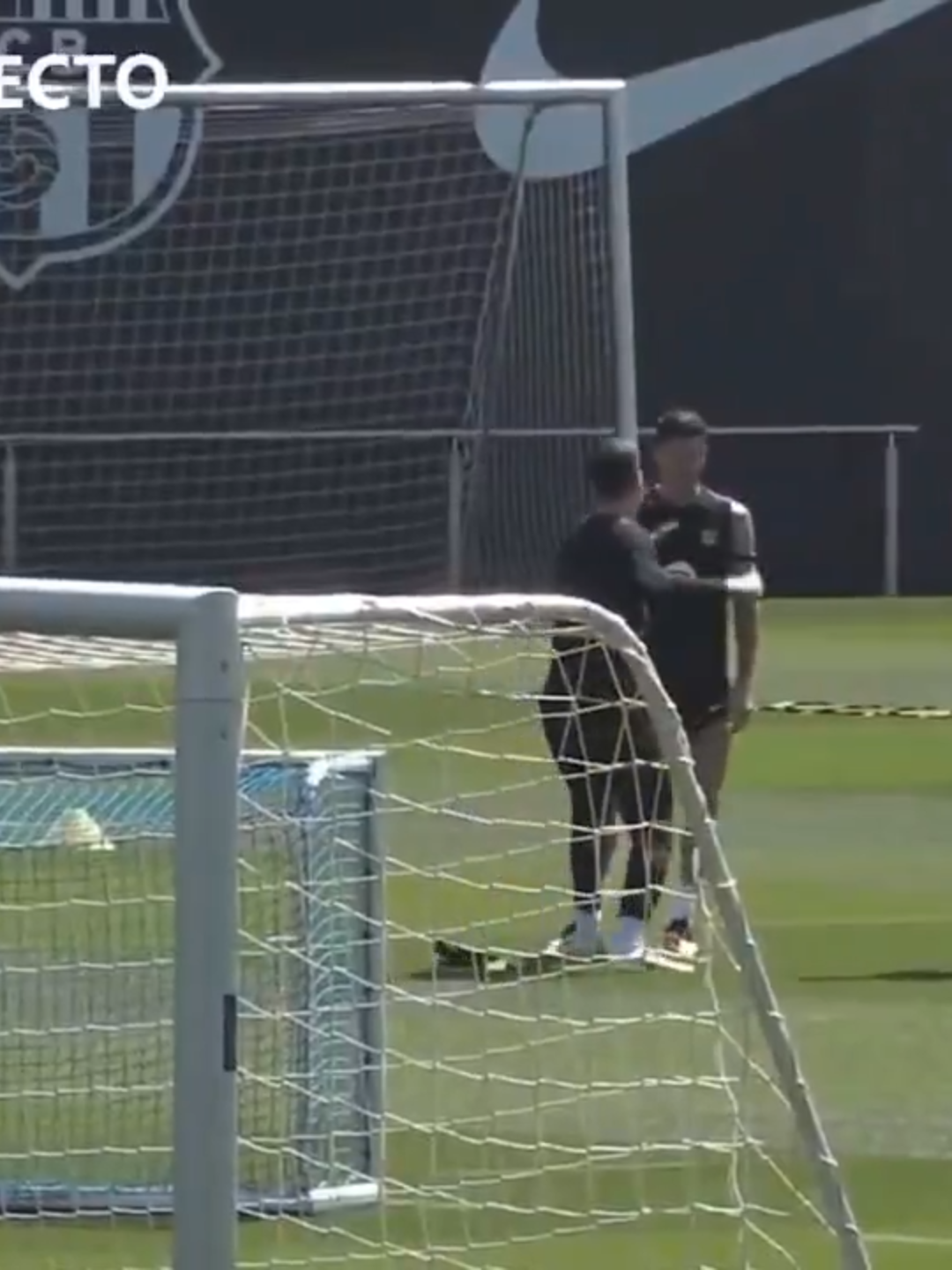 🤣👊 El 'puñetazo' de cine de Szczesny a Lewandowski #fcb #fcbarcelona #lewandowski #szczesny