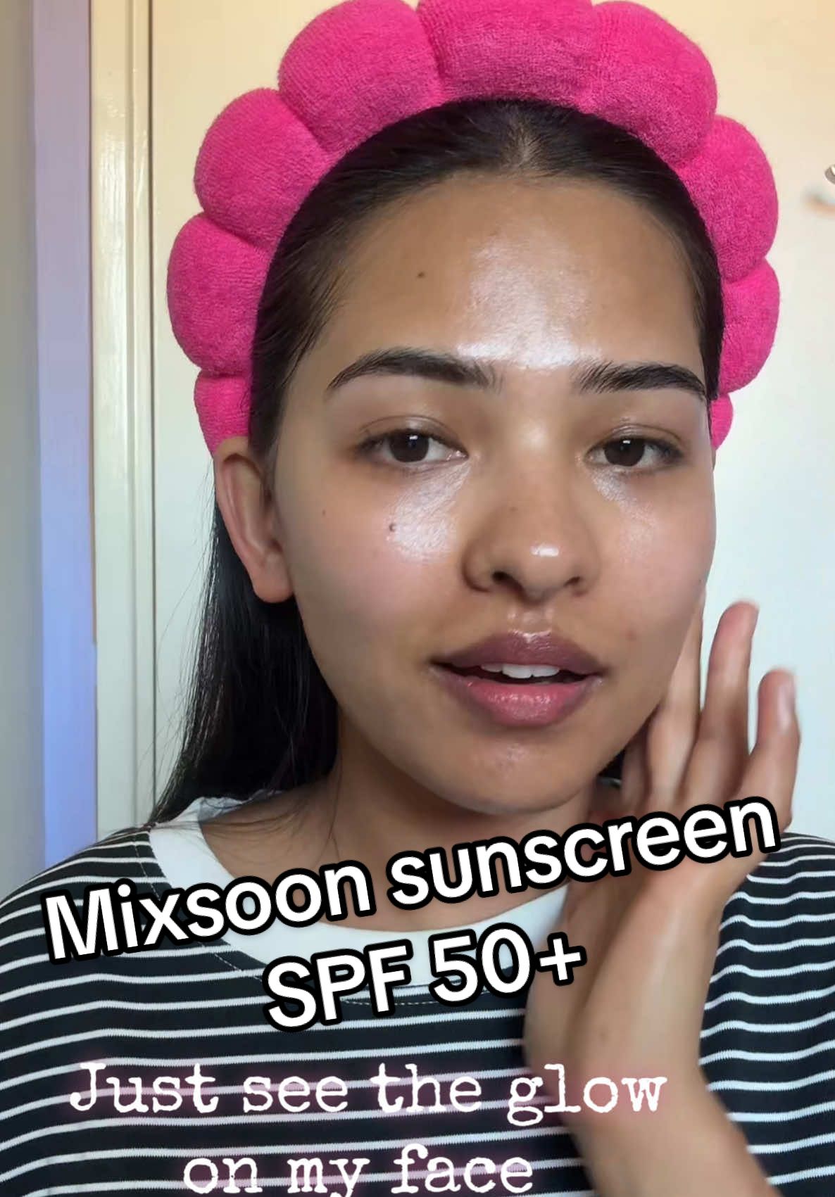 Sunscreen that gives instant glow ✨@mixsoon_official  . . . #oliveyoungglobal #oliveyoung #kbeauty #koreanskincare #mixsoon #sunscreen #uklife🇬🇧 