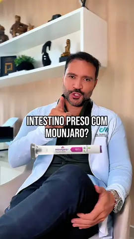 Está usando Mounjaro e sentiu o intestino mais lento? Isso pode acontecer, mas não precisa interromper o tratamento por causa disso. Algumas estratégias simples podem fazer toda a diferença: 	•	Hidratação adequada 	•	Aumento da ingestão de fibras 	•	Alimentos ricos em água 	•	Exercício físico regular 	•	Suplementos pontuais, se necessário Essas medidas ajudam a manter o intestino funcionando bem e permitem que o tratamento siga com eficiência. E você? Já passou por isso usando Mounjaro? Ou conhece alguém que enfrentou esse efeito? Comenta aqui e compartilha o vídeo — pode ajudar muita gente. #mounjaro 