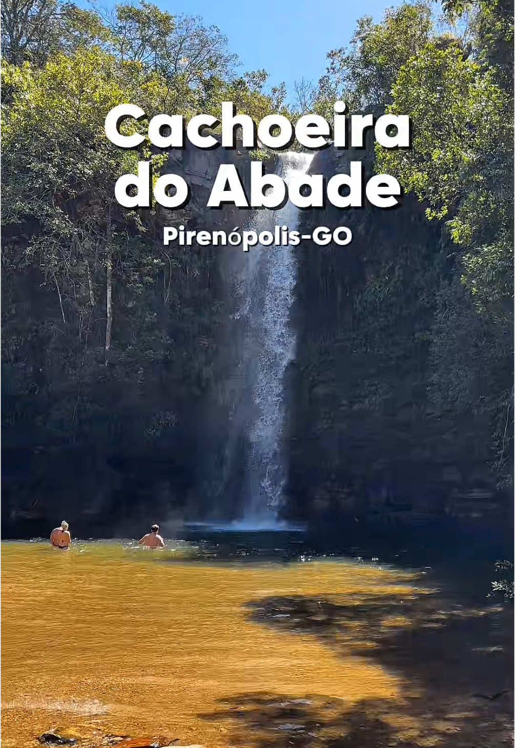 Essa é a CACHOEIRA DO ABADE, em Pirenópolis-GO Uma das cachoeiras mais visitadas para quem vai para Pirenópolis. Ela fica distante cerca de 45 minutos do centro da cidade, onde você pega uma estrada de chão batido para chegar. Ah, a estrada pode ser um pouco difícil para quem tem carro baixo. ▫️O local possui 2 trilhas, sendo uma de 500m e outra de 2500m. A trilha de 2500m (a que fizemos), passa por 6 mirantes, 2 pontes pênsils, 1 aquário natural e 4 cachoeiras. 📆 O local funciona diariamente das 9h às 16h. 💲 R$ 60,00 (seg a sex), R$ 70,00 (sab, dom e feriados) - convém comprar o ingresso antecipadamente para dias e épocas de maior movimentação #viagem #dicasdeviagem #pirenopolis #pirenopolisgoias #goias #cachoeira #cachoeiradoabade #CapCut 