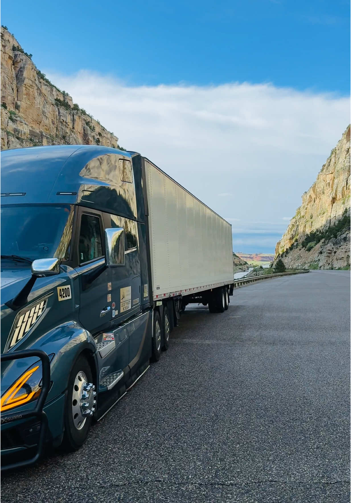 Doğanın gücünü ve huzurunu aynı anda hissettiğim yer: Wind River Kanyonu. 🚛🌲 Yolun en güzel molası burada verilir. A place where you feel the power and peace of nature at once: Wind River Canyon. 🚛🌲 The best break on the road. #truckdriver #ontheroad #truckinglife #owneroperator #longhaultrucking #truckersview #overtheroad #freedomonwheels #volvotruck #volvo860 