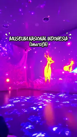 Bunda, jangan ajak anak ke mall terus kalo weekedn. Sini main ke Museum Nasional Indonesia Jakarta. Terus nonton ImersifA yang bagus banget. Seru loh.. Nih aku spill caranya👇 Bunda harus siapkan tiket : 1. Tiket masuk regular seharga Rp25rb (anak usia 3-12 tahun dikenakan biaya 15rb, anak usia dibawah 3 tahun free ya) 2. Tiket ImersifA seharga 35rb Tiket imersifA cuma bisa di beli secara online melalui traveloka dan tiket.com. Untuk tiket regular bisa dibeli dilokasi tetapi saran aku mending sekalian beli online aja, kenapa?? pertama supaya ga kena antrii ya Bun...kedua supaya dapet slot nya Bun, kita bisa langsung booking di tanggal dan di jam yang kita mau.  nonton vidio imersifA setiap sesinya hanya 30 orang selama 30 menit, jadi ga berdesak-desakan.  Gitu Bun, nah ga usah ubek2 Traveloka, langsung aja klik fitur lokasi 📍diatas caption yang bentuknya ☝️ #imersifa #vacationmode #trendingtiktok #wisataviral #wisatajakarta 