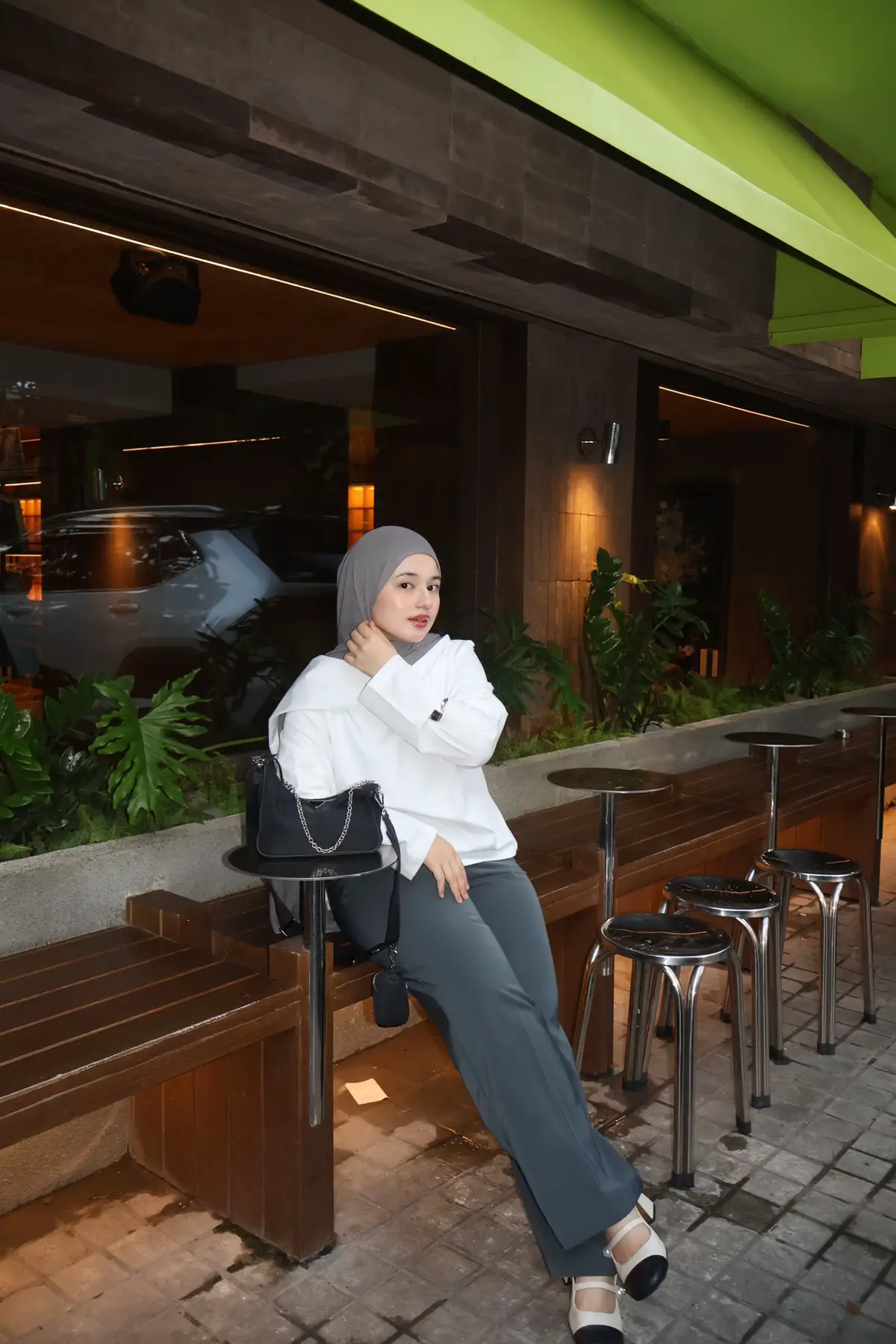 grainsly ground 10/10 enak semua gils - pashmina : daissy.id belle shawl - top : pastelly - pants : ecinos - shoes : charles n keith #OOTD #pearbodyshape #soufberry 
