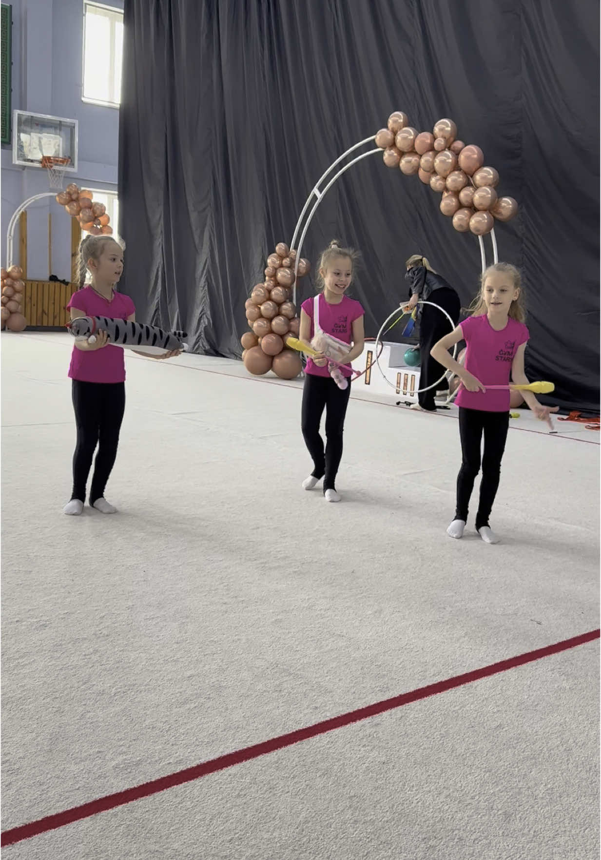 Когда выступили можно и пришли поддержать старших 🤣🤣🤣🤣 #gymstars #художнягімнастика #rhythmicgymnastics #rg #україна🇺🇦 #гимнастки #спорт #gymnastics #змагання 