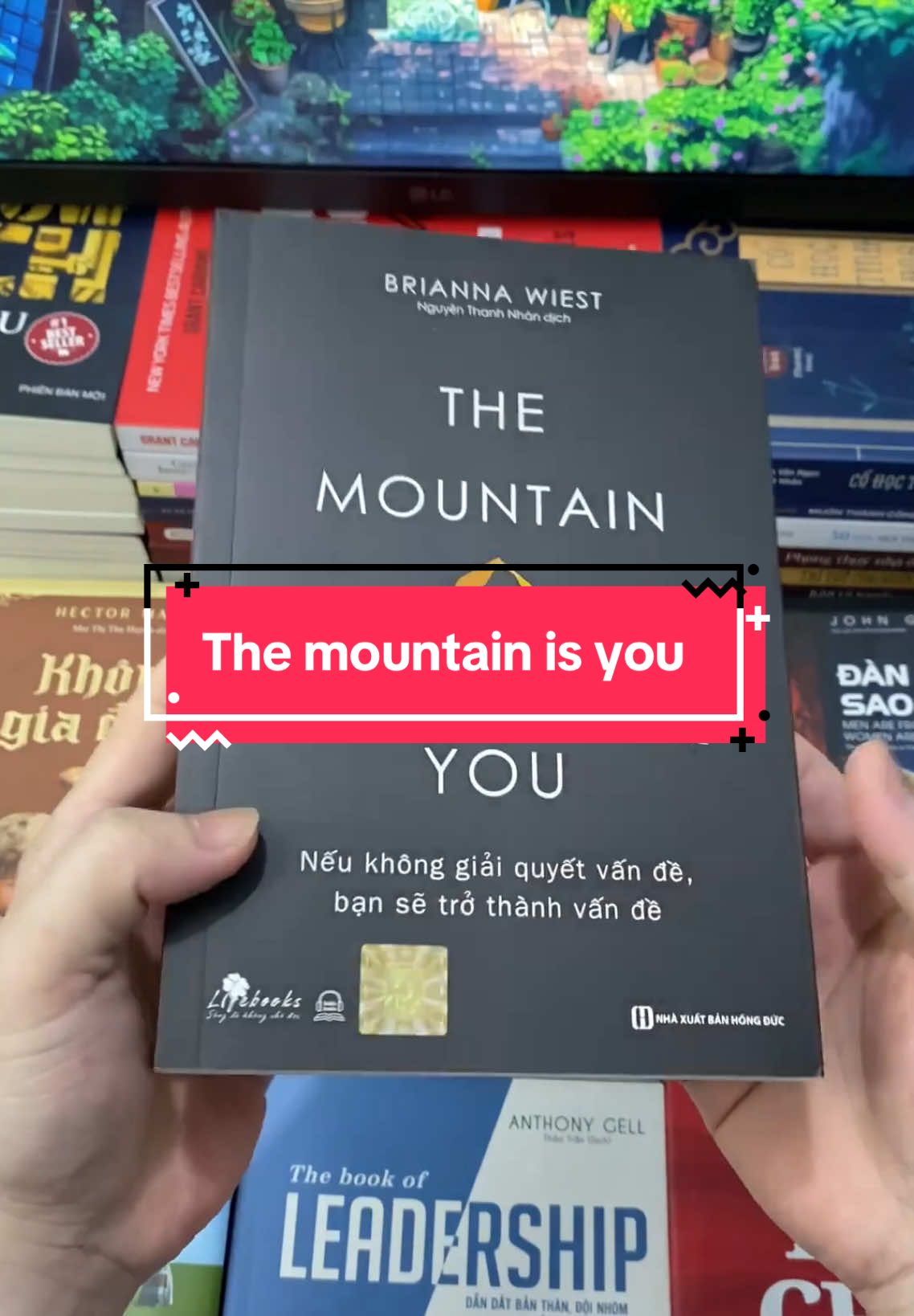 “Bạn trì hoãn. Bạn tự nghi ngờ. Bạn đánh mất nhiều cơ hội vì chưa hiểu rõ bản thân. Vấn đề không phải bên ngoài.” Đôi khi, thứ bạn cần vượt qua… không phải là thế giới,  Mà là phiên bản bạn trong quá khứ vẫn đang níu kéo. Cuốn sách 