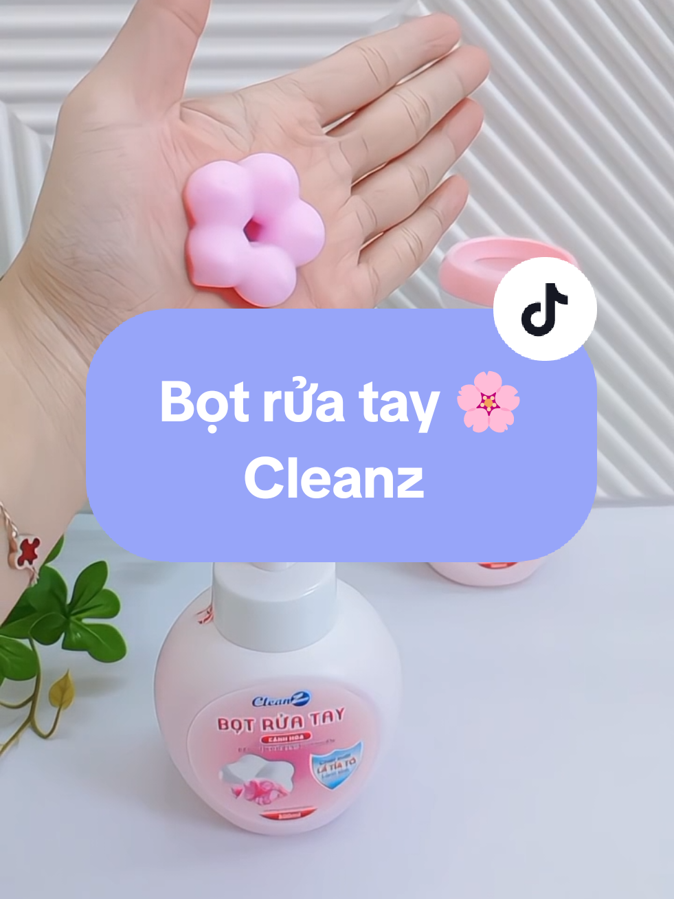 Bọt rửa tay #Cleanz hình bông hoa 🌸 , chiếc xuất tía tô , kháng khuẩn , lành tính , sạch sẽ.   #mebimsua #botruatay #chamsocgiadinh #aikomi #cleanz 