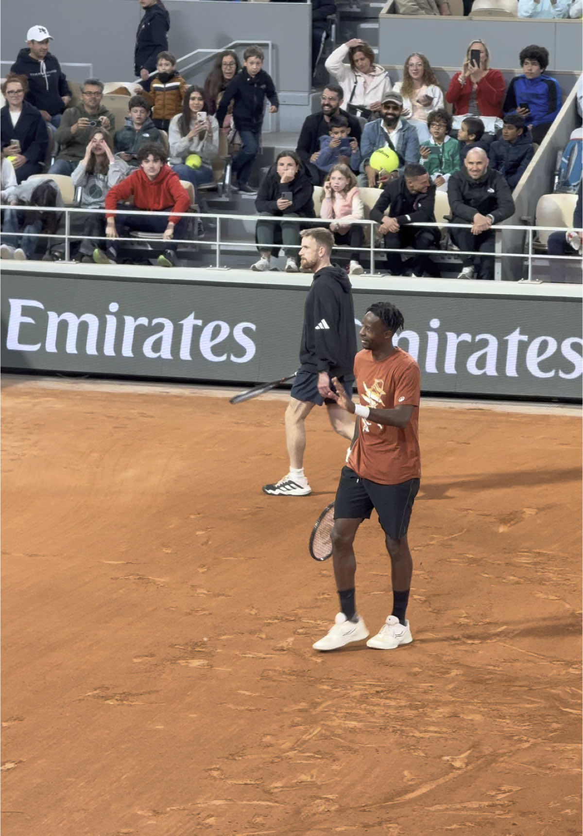 Gaël Monfils à l’entraînement qui salue les enfants qui sont venus en nombre sur le court Philippe-Chatrier pour la journée des enfants 🎾
