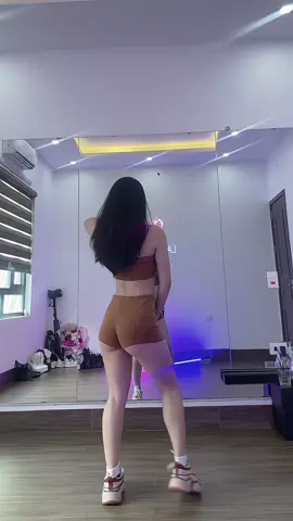 Tập hẩy 🍑 cùng ce #xuhuongtiktok #Dancebar #daynhay #hạlong 