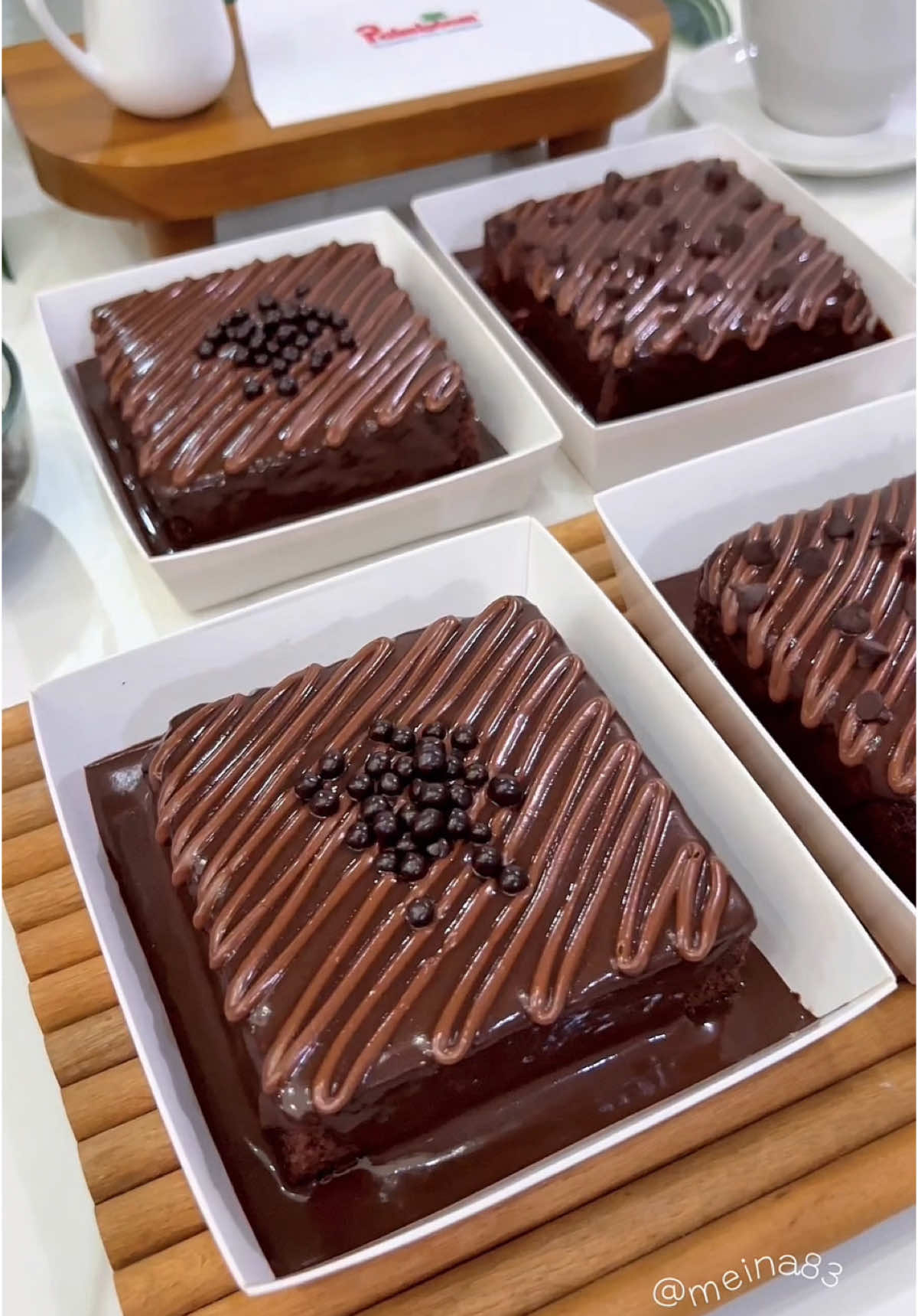 CHOCOLATE CAKE BERENDAM (Loyang 20x20) Resep @ayoe_widya83 Rebake by @meina83 Cake Cokelat Kukus Bahan A 80 gr DCC 100 gr Palmboom®️ Margarine Bahan B 4 Telur 130 gr Gula 1 sdt Cake Emulsifier Bahan C (Ayak) 100 gr Terigu protein rendah 15 gr Coklat Bubuk 1/4 sdt Baking Powder 1/4 sdt garam halus 1/4 sdt Vanilla bubuk 1. Cairkan bahan A dengan cara double boiler, sisihkan 2. Mixer bahan B hingga kental lalu masukkan bahan C yang telah di ayak, mixer speed sampai rata saja 3. Lalu masukkan bahan A yang telah hangat, mixer rata 4. Tuang ke dalam loyang 20x20cm yang telah diberi alas kertas baking 5. Kukus dengan kukusan yang telah dipanaskan sebelumnya dengan api sedang +/- 25 menit 6. Keluarkan kue dari loyang dan dinginkan di cooling rack 7. Setelah dingin potong kue menjadi 4 bagian sama besar 8. Siram kue dengan saus coklat & beri topping selai coklat dan choco ball atau chocolate chips 9. Selamat mencoba! Tip: Metode Double Boiler ini bermanfaat untuk melelehkan coklat dengan lebih lembut, mencegah coklat menggumpal, serta menjaga tekstur coklat tetap halus Saus Cokelat 150 gr Dark Cooking Chocolate 8 gr Maizena 350 gr Susu cair 30 gr Palmboom®️ Margarine Cara membuat: 🍫Masukkan susu & maizena aduk rata, masak dengan terus diaduk 🍫Masukkan DCC, aduk hingga semua bahan tercampur rata & kental. 🍫Masak hingga meletup & masukkan butter aduk rata & angkat. Siap digunakan (tunggu hangat) #meina_bolukukus #idejualan #PalmboomMargarine #Palmboom #chocolatecake
