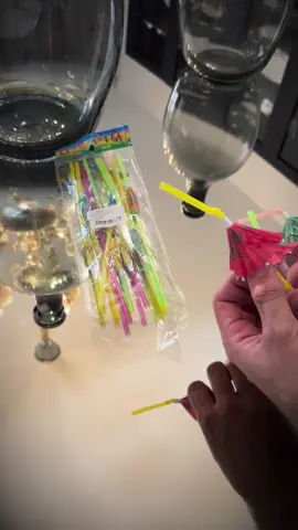 Canudos guarda-chuva ☂️ + bebida gelada 🥤 = festa garantida! 🥳✨