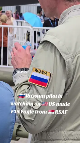 russian pilot is watching the F15 eagle from RSAF 😂😂 #f15 #f15eagle #aviation #aviationlovers #fighterjet #lima #lima2025 #langkawi #rsaf #singapore #usaf #airforce #funnystory