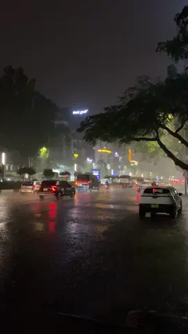 Mình luôn miệng nói rằng độc thân cũng tốt.Thế nhưng vào một ngày mưa tầm tã, mình chợt nhận ra là ai cũng có chiếc ô của riêng mình, còn mình thì không.. #fyp #hanoi #mua #amthambenem #tamtrang #xuhuong #xh 