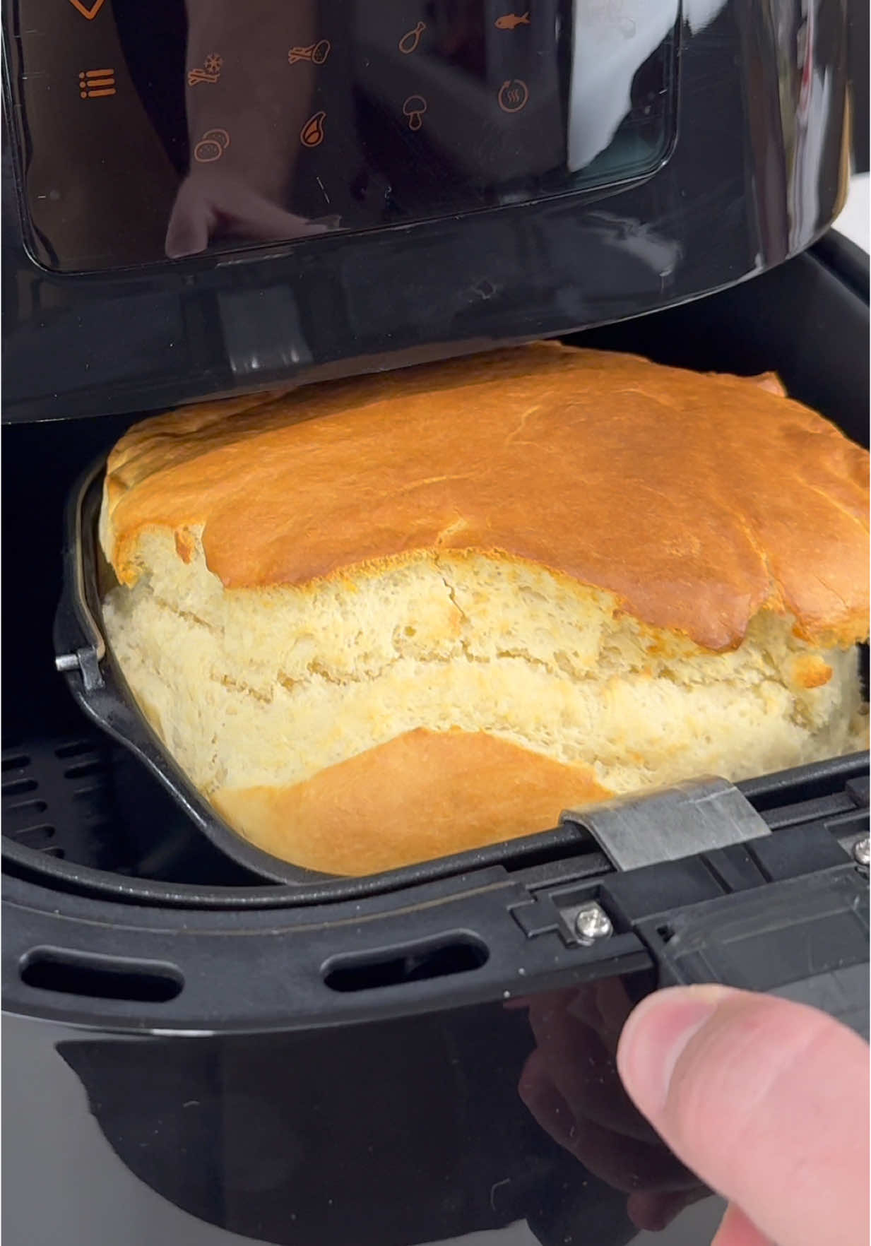 PÃO DE LIQUIDIFICADOR na airfryer… sem sovar, sem complicação e com aquele cheirinho de pão quentinho feito na hora! 🍞 Ingredientes:  1 ovo  ½ xícara de óleo  2 colheres de sopa de açúcar  1 pitada de sal  250 ml de leite morno  10 g de fermento biológico seco  2 xícaras e ½ de farinha de trigo Assa na airfryer a 180 °C por cerca de 30 minutos. #receitafacil #paodeliquidificador #pãocaseiro 