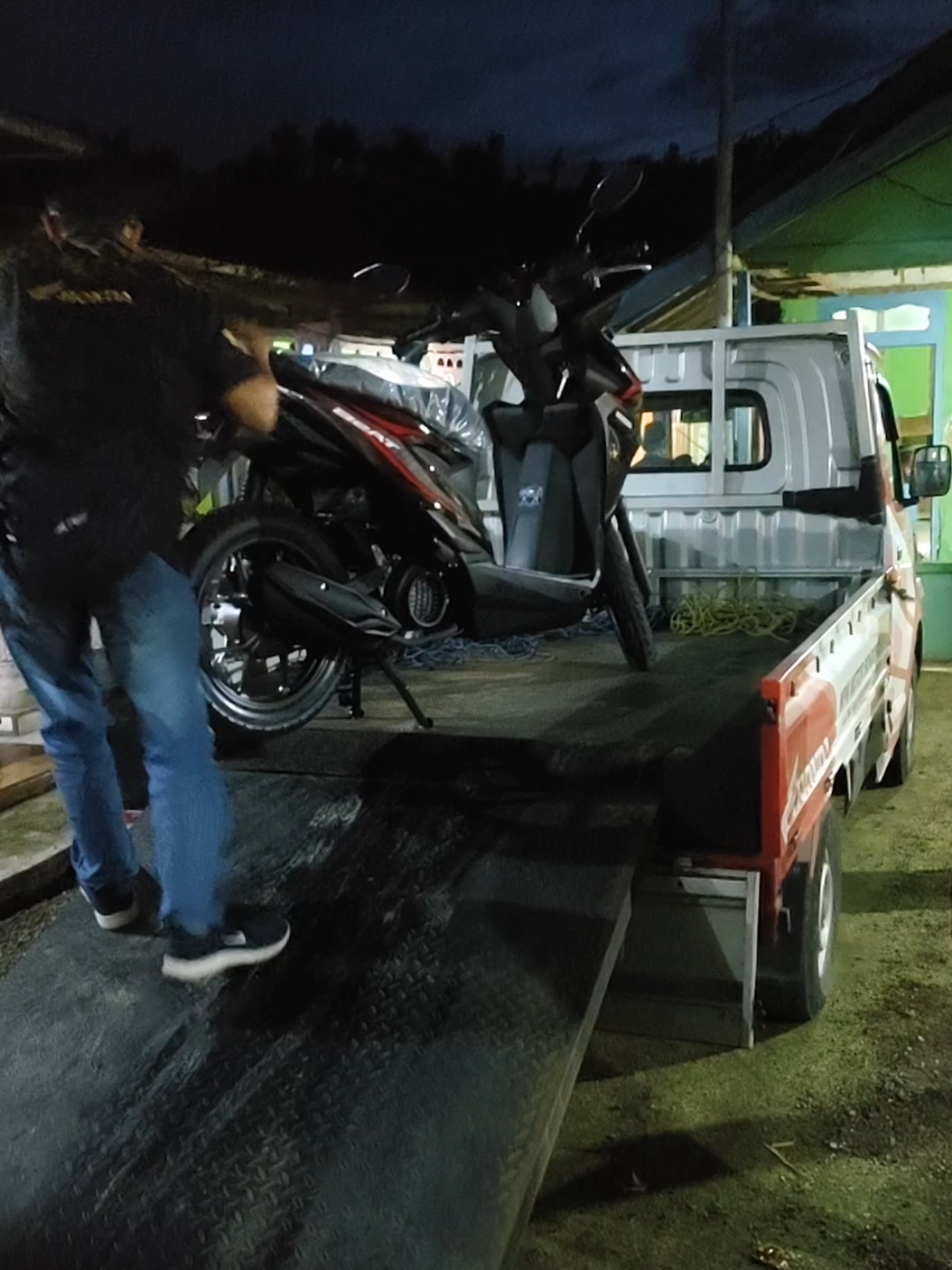 Malam hari Tetap gass beat cbs 2025 kami kirim antar kota kawan situbondo curahtatal alhamdulillah tidak ada kendala disambut dengan hangat oleh juragannya layanan di Latifmpm 082141605682  #motortiktok #jammalam #beat #beatcbs #kirimmotor #curahtatal #komentar #netizen #salesman #fypviral #foryoupage #bondowoso 