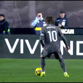 À 39 ans, Luka Modrić est le joueur avec le plus de titres avec le Real Madrid, mais aujourd'hui c'est son dernier match avec le Real Madrid en tant que footballeur. Luka Modrić a rejoint le Real Madrid en 2012, après avoir remporté 28 titres avec le Real Madrid. Aujourd'hui, c'est son dernier match en tant que footballeur. Luka Modrić manquera au monde du football et pensons-nous qu'il y aura à nouveau un joueur comme Modrić dans le monde du football? #football #footballskills #fypシ #viral #viralvideo #Soccer #pourtoi #skill #lukamodric #modrić #modric #realmadridfc #halamadrid 