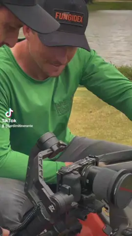 O tempo passa, e às vezes nem percebemos o quanto mudamos… ou deixamos de ser quem sonhávamos ser. A música The Kids Aren’t Alright fala de vidas que perderam o rumo, de sonhos que ficaram pelo caminho. É fácil se perder na correria, nas responsabilidades, nas quedas. Mas a gente não pode deixar nossos sonhos morrerem. Mesmo que eles mudem de forma, mesmo que o caminho seja outro — ainda vale a pena lembrar de onde viemos e pra onde queríamos ir. Revisite seus sonhos. Reacenda o que te movia. Ainda dá tempo.