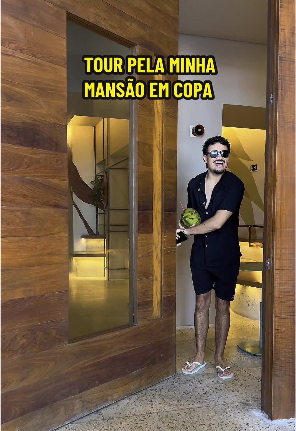 Um pouquinho da minha casa aqui em Copacabana de frente para praia pra vocês conhecerem e em breve trago mais detalhes da maravilha que é morar no Rio de Janeiro! Cada cantinho, cada detalhe e muito amor envolvido! 🥹🫶🏻 Claro que é uma brincadeira, estou hospedado nesse lugar incrível e mostrando um tour aqui no @mercurerioboutique que tive o privilégio de ficar durante o Rio de Cores 2025! 🏳️‍🌈✨ Gratidão por tudo @visitrio & @camaralgbtbr 🤍 #riodejaneiro #rj #br #brasil #errejota #humor #gagacabana #pov #copacabana #casa #Vlog #tour #tourpelacasa #arieljahjah #casanova #hotel #mercure #mercurehotel #mercurehotels #chique #viagem #mochileiros #viajantes #hostel #mothermonster 