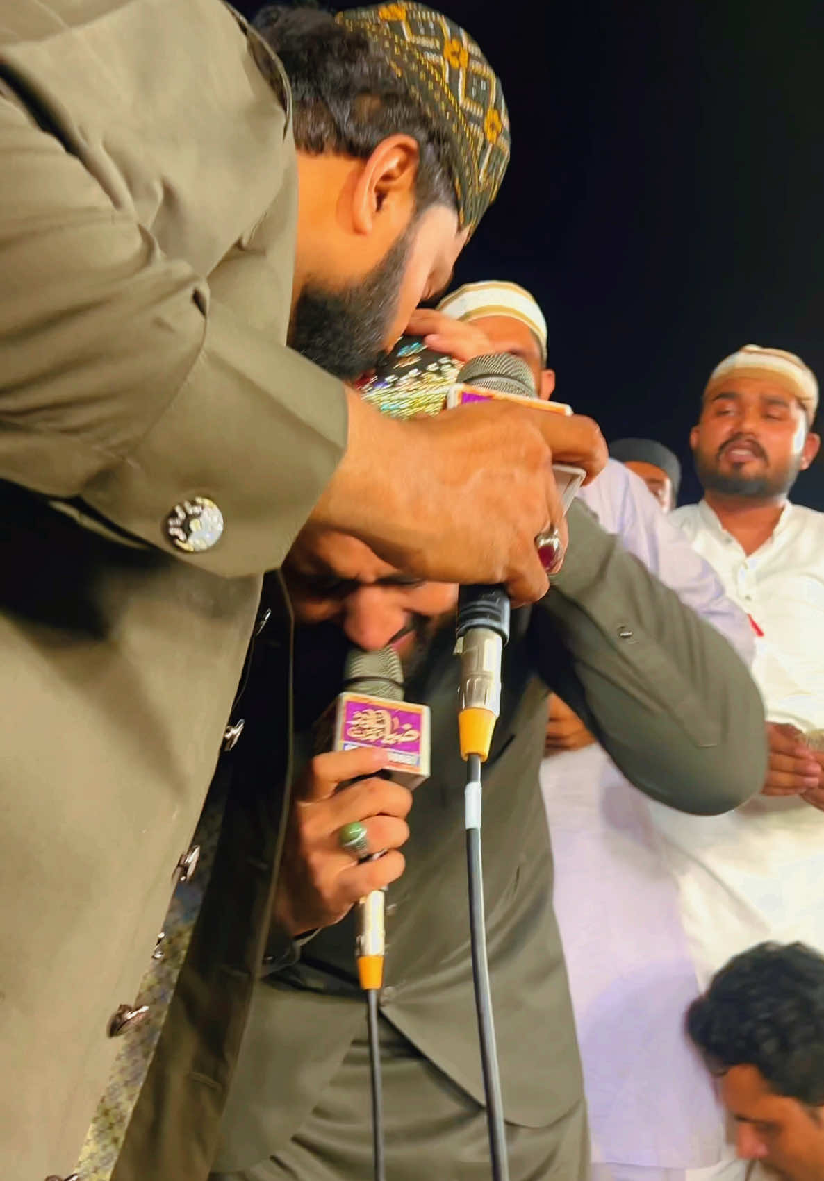 🙏😭نام سُن کر جُھکا لو سر اپنے😭🙏 #qarishahidtiktok #new #post #share #😭😭😭 #foryoupage #mehfil #naat #gujrat #fyp #foryou @Qari Shahid Live @Saboor Writes Official ☑️ @Waqar Jandran 
