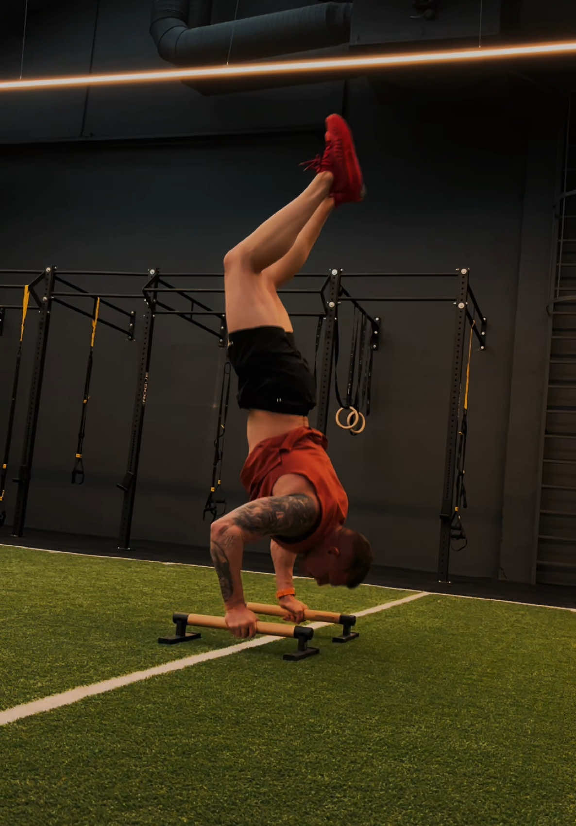 Entrena con verdaderos profesionales en @workshopfitness_bcn 🌪️ @alexandrdovzhuk , campeón de Europa en culturismo y entrenador personal con más de 10 años de experiencia, sabe cómo llevarte al siguiente nivel 💫 Confía tu salud y tu progreso a manos expertas. Tu cuerpo, tu potencial — nuestra misión. Idiomas: EN | UA | RU Escríbenos por mensaje privado y empieza tu transformación. #gimnasio #gimnasiobarcelona #barcelona #training #trainer #Fitness #fitnessmotivation #gym #gymbarcelona 