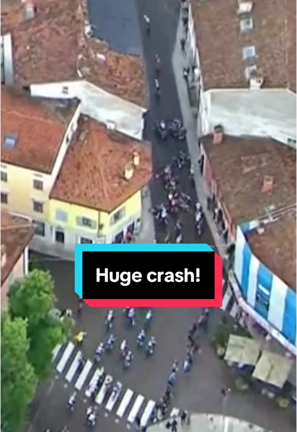 Huge crash at the Giro d’Italia 🥲 Giulio Ciccone is carrying on for now as many GC riders get caught in a split. #cycling #roadcycling #giro 