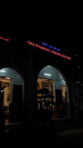 “Dưới ánh đèn pha lê, thời gian như lắng đọng. Chỉ còn lại sự tĩnh lặng và vẻ đẹp thiêng liêng.”  #nhathotacsay #chadiep #truongbuudiep #fyp #xuhuong #tiktok #dulichtamlinh #baclieu #camau #daoconggiao #thienchualatinhyeu #jesus 