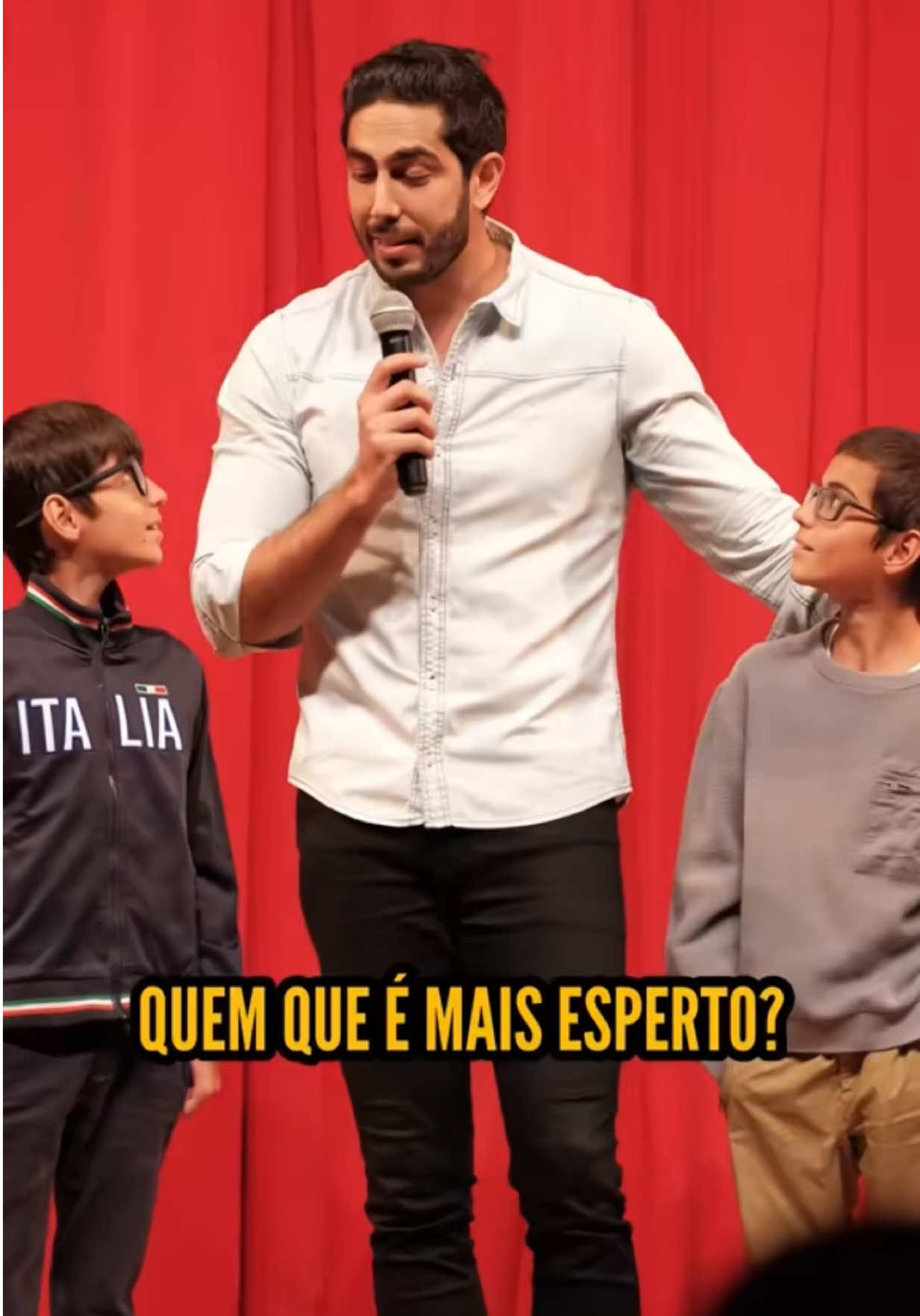Um dos vídeos mais engraçados de participação em um show de Stand Up que vocês já viram 😂😂😂😂 Esses 2 são DEMAISSS!!! Garanta seu ingresso pra um dos próximos shows e leve seus pequenos pra darem risada e talvez até participarem kkkkkkkkkkkk #show #comedia #humor #palco #teatro #improviso #standup #crianca #familia  PRÓXIMOS SHOWS 13/06 São José/SC 14/06 Blumenau/SC 16/06 Caxias do Sul/RS 17/06 Porto Alegre/RS 18/06 Maringá/PR 19/06 Londrina/PR 20/06 Cianorte/PR 21/06 Guarapuava/PR 23/06 Curitiba/PR 03/07 Salvador/BA 04/07 Natal/RN 05/07 Recife/PE 07/07 Maceió/AL  09/07 São Luis/MA 10/07 Fortaleza/CE 11/07 Campinas/SP 12/07 São Paulo/SP 15/07 São Caetano do Sul/SP 16/07 Taubaté/SP 17/07 Piracicaba/SP 18/07 Brasília/DF 19h30 e 21h 19/07 Goiânia/GO 22/07 Marília/SP 23/07 Mogi Guaçu/SP 24/07 Bauru/SP 25/07 Presidente Prudente/SP 26/07 Assis/SP 29/07 Campo Mourão/PR 30/07 Cascavel/PR 31/07 Foz do Iguaçu/PR INGRESSOS: jonathannemer.com.br