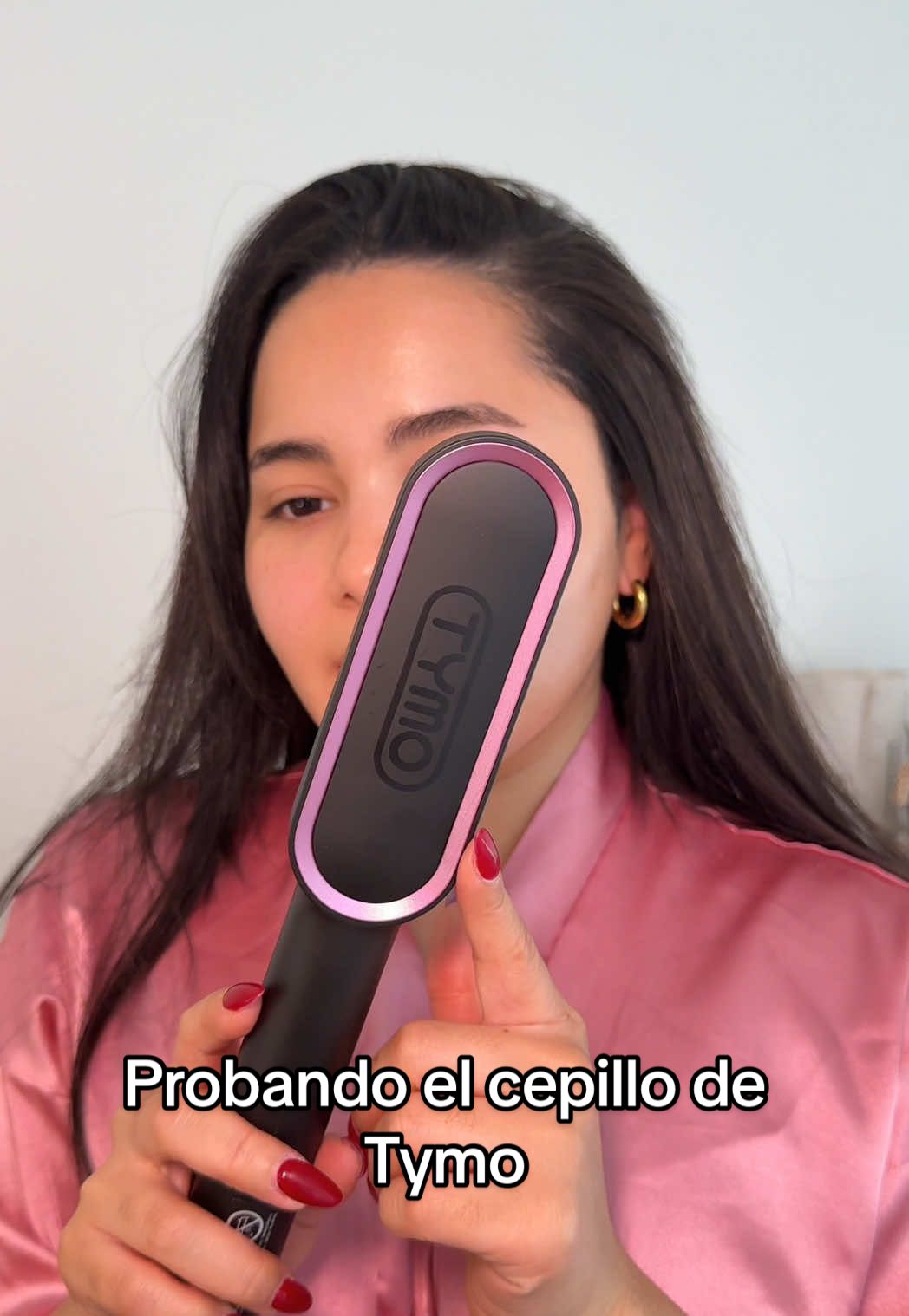 Este cepillo alisador de TYMO me tiene enamorada 😍 Es muchísimo más fácil de usar que una plancha tradicional, calienta súper rápido, alisa el cabello desde la raíz, y lo mejor: es segurísimo, no me quemo ni las manos ni la frente 😂 Me deja el pelo brillante, suave y sin frizz en minutos. Literal, una salvación para las que nos gusta arreglarnos rápido pero vernos regias 💁🏻‍♀️✨ #TymoBrush #CepilloAlisador #PeloLiso #HairRoutine #AlisadoFacil #HairTools #BeautyHack #CabelloPerfecto #TikTokBeauty #GetReadyWithMe #LatinaEnUSA #HairTransformation #AlisadoEnCasa #BellezaFacil #HairTok #longervideos 