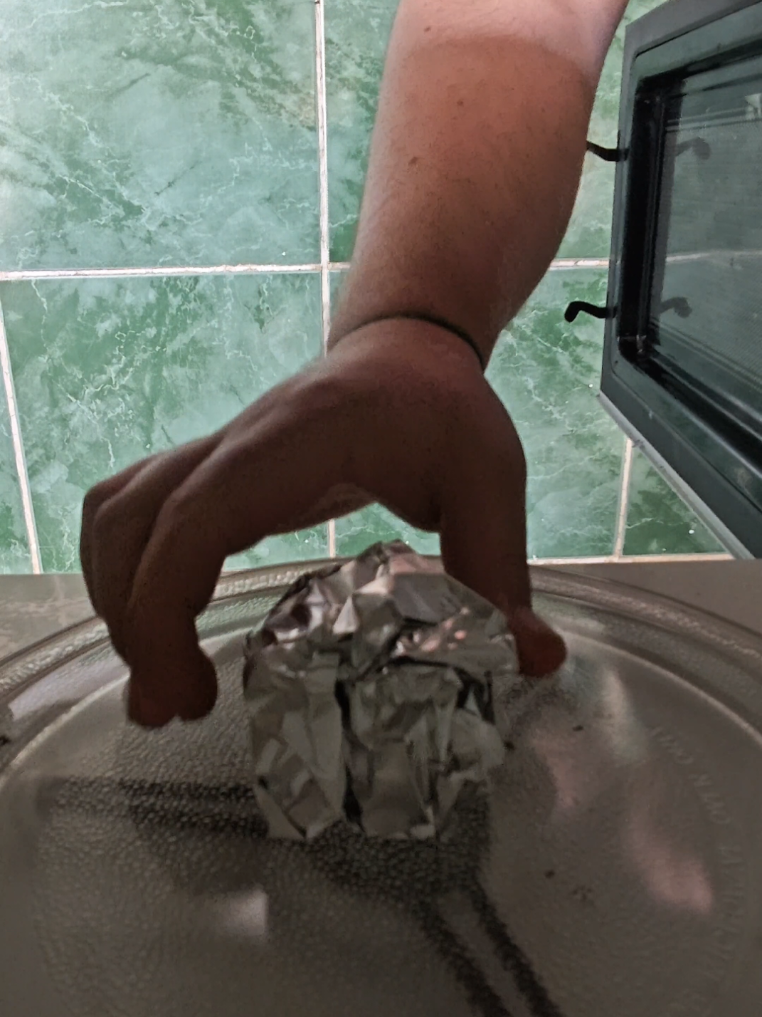 microwave vs aluminum foil #experiment #science 