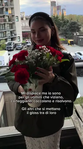 Preferisco gli uomini che mi trattano come una regina. Perché so quanto valgo. E un uomo che lo vede, lo dimostra. Con rispetto. Con presenza. Con costanza. In link in bio puoi accedere al nuovo video manuale, una guida per riconnetterti con la tua energia femminile magnetica e diventare una Femme Fatale consapevole, che non si accontenta mai di meno del rispetto che sa di meritare. Con amore, Ludo 🤍
