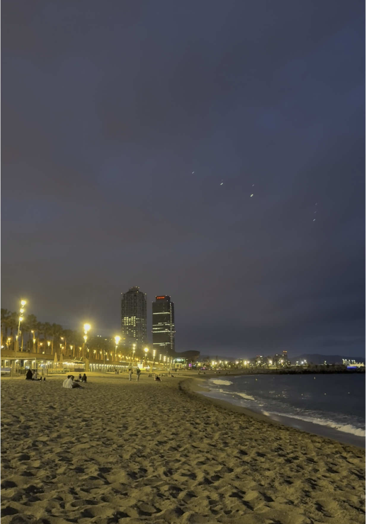 Just nights like this in Barcelona 🇪🇸♥️.  #spain #barcelona #night #beachvibes #positivevibes #explore #fyyyyyyyyyyyyyyyy #f 