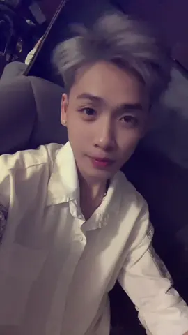 cứ nghĩ minh đẹp trai =))