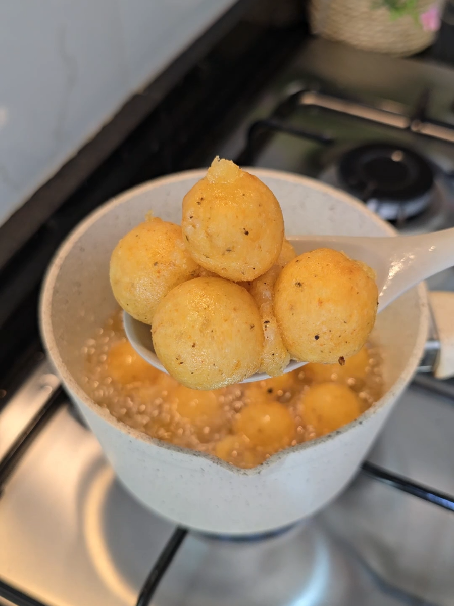 Crispy potatoe balls كرات البطاطس المقرمشة المكونات: -3 حبات بطاطس -3م.ك نشا -ملح، فلفل أسود، بابريكا -بقدونس و parmesan اختياريين *لا يجب سلق البطاطس كثيرا حتى لا تتشرب الكثير من الماء وبالتالي تتفكك أثناء القلي *يجب ترك البطاطس حتى تبرد قبل دعكها *يجب دعك البطاطس جيدا حتى لا يبقى فيها أي حبة ولو صغيرة *يجب أن تكون الزيت سااخنة جدااا وحرارة عالية *تقدم ساخنة ==>بالصحة والراحة #potato #FoodLover #foryoupage #foodtiktok #crispy 