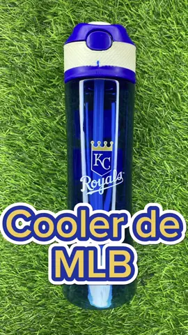 Si entrenas y estabas en búsqueda de un Cooler de  MLB, aquí en Modasecretos te traemos unos buenos bonitos y baratos, este cooler aportara un poco más de estilo cuando vayas a tus prácticas, nuestros Cooler es de 750ml lo suficiente para que lleves tu agua y te mantengas hidratado 🥤💦 •Recuerda que contamos con precios al mayor y detal ‼️ •Realizamos envíos a nivel nacional 📦🚛 •Contamos con delivery en Caracas 🛵 •Para mayor información escríbenos al WhatsApp 📲 0412-187-4177  - - - - - - - #cooler #MLB #paratii #viral #CoolerdeMLB #deporte #beisbol #niño #caballero #paratomar #tiendafisica #lahoyada #enviosnacionales #delivery #contactanos📲 #lomejorestallegando #delomejo #teesperamos 