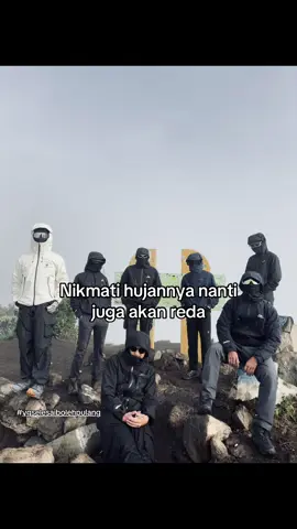 tapi ini bukan tentang hujan #pendakigunung #pendakiindonesia #merbabuviasuwanting #antarestaroutdoor 