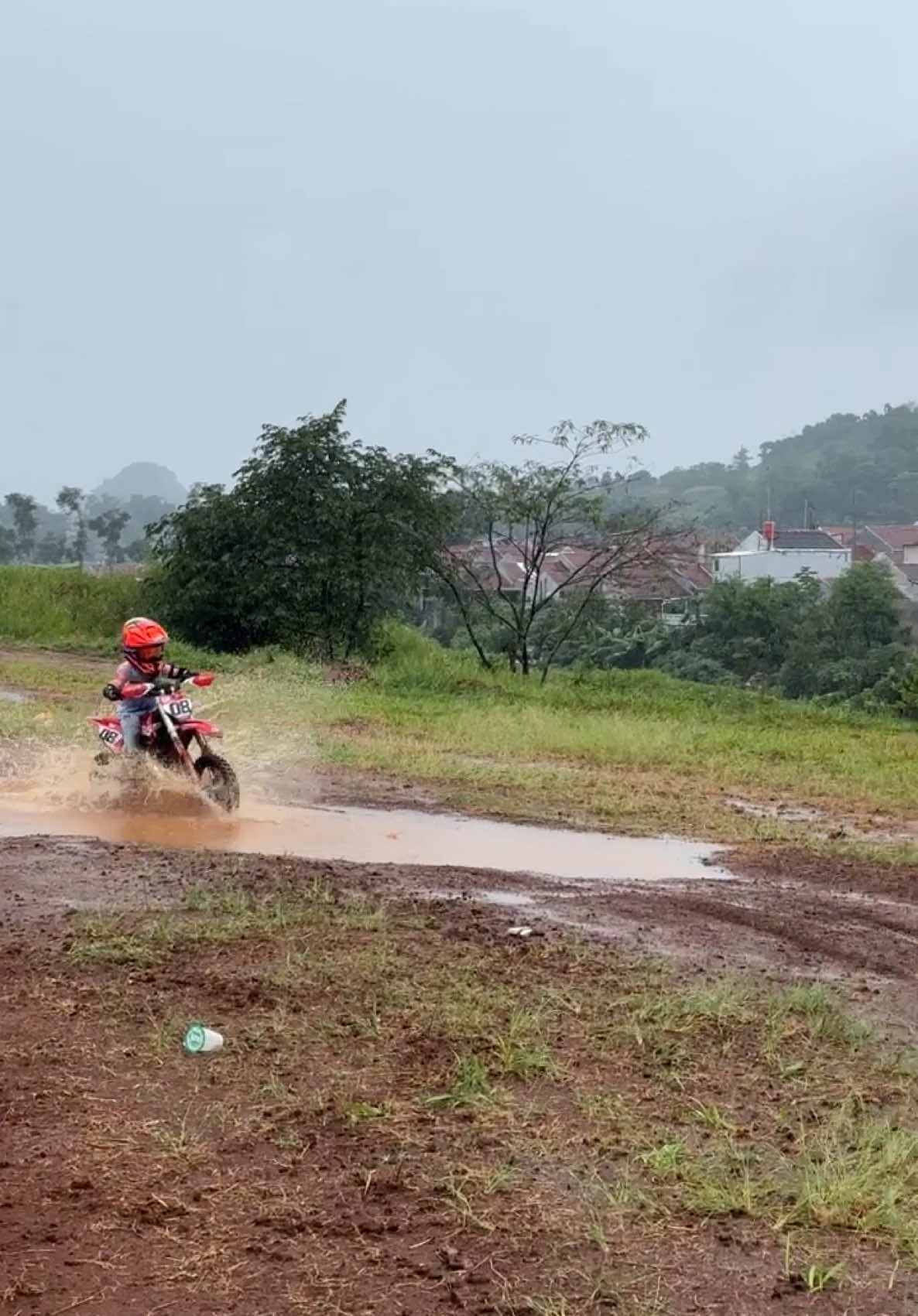 Hari ini belajar di track basah sambil hujan-hujan nan seru juga 💨💨 #motocross #mxkids #gasgas #ktm #husqvarna #offroad #enduro 