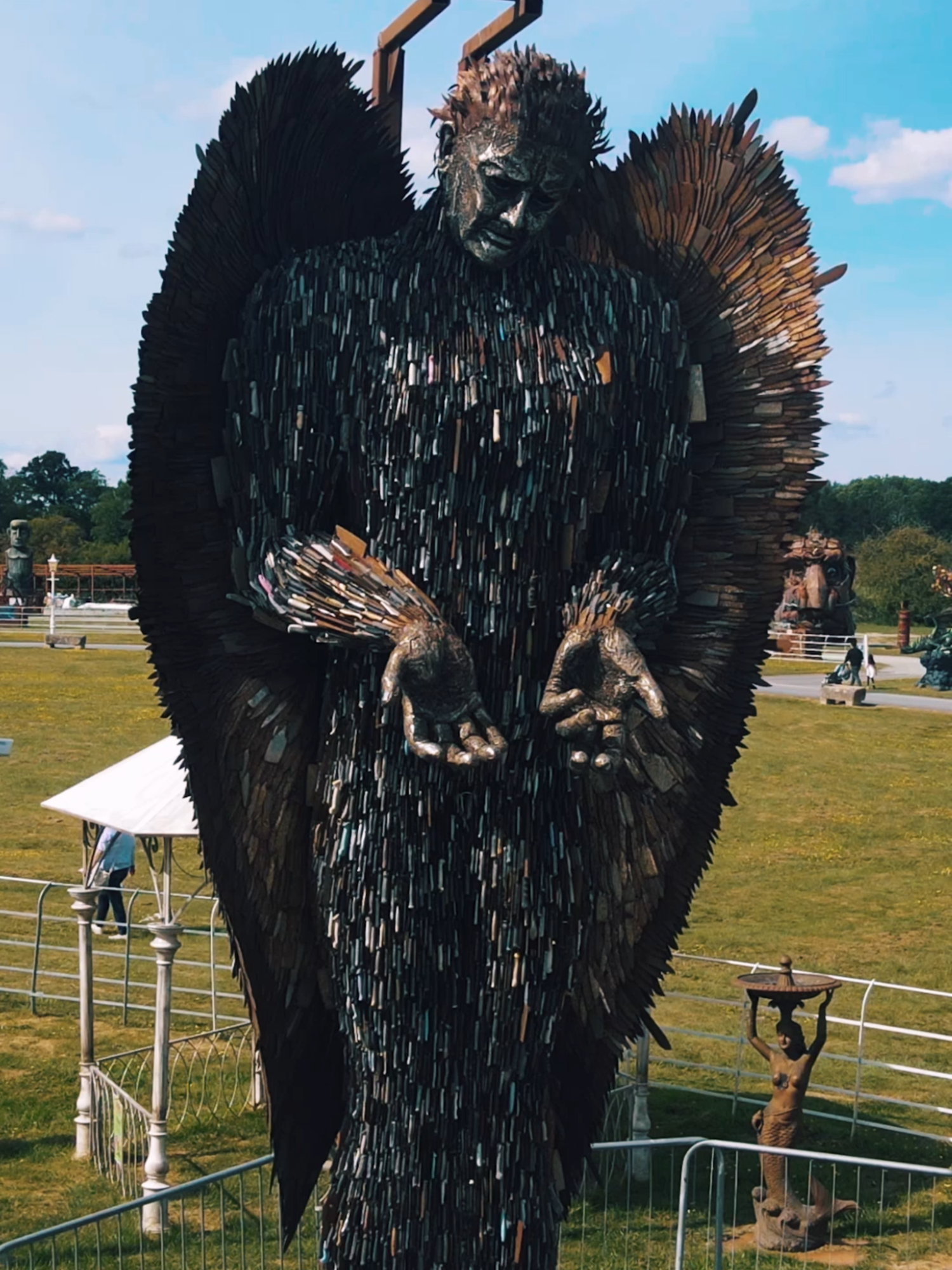 ❤️ This is your LAST CHANCE to see The Knife Angel in its birthplace! ❤️ This powerful, poignant sculpture, crafted from over 100,000 seized blades, is leaving us soon for its National Youth Anti-Violence Tour. It's a crucial opportunity this Half Term to witness its raw message against violent behaviour and knife crime in the UK. More than a sculpture, it's a beautiful memorial for lives lost. Don't miss this incredibly important piece before it's gone! Come and see it while you can here at the Ironworks #britishironworkcentre #knifeangel #theknifeangel #oswestry #shropshire #shropshiresculpturepark #AntiViolence