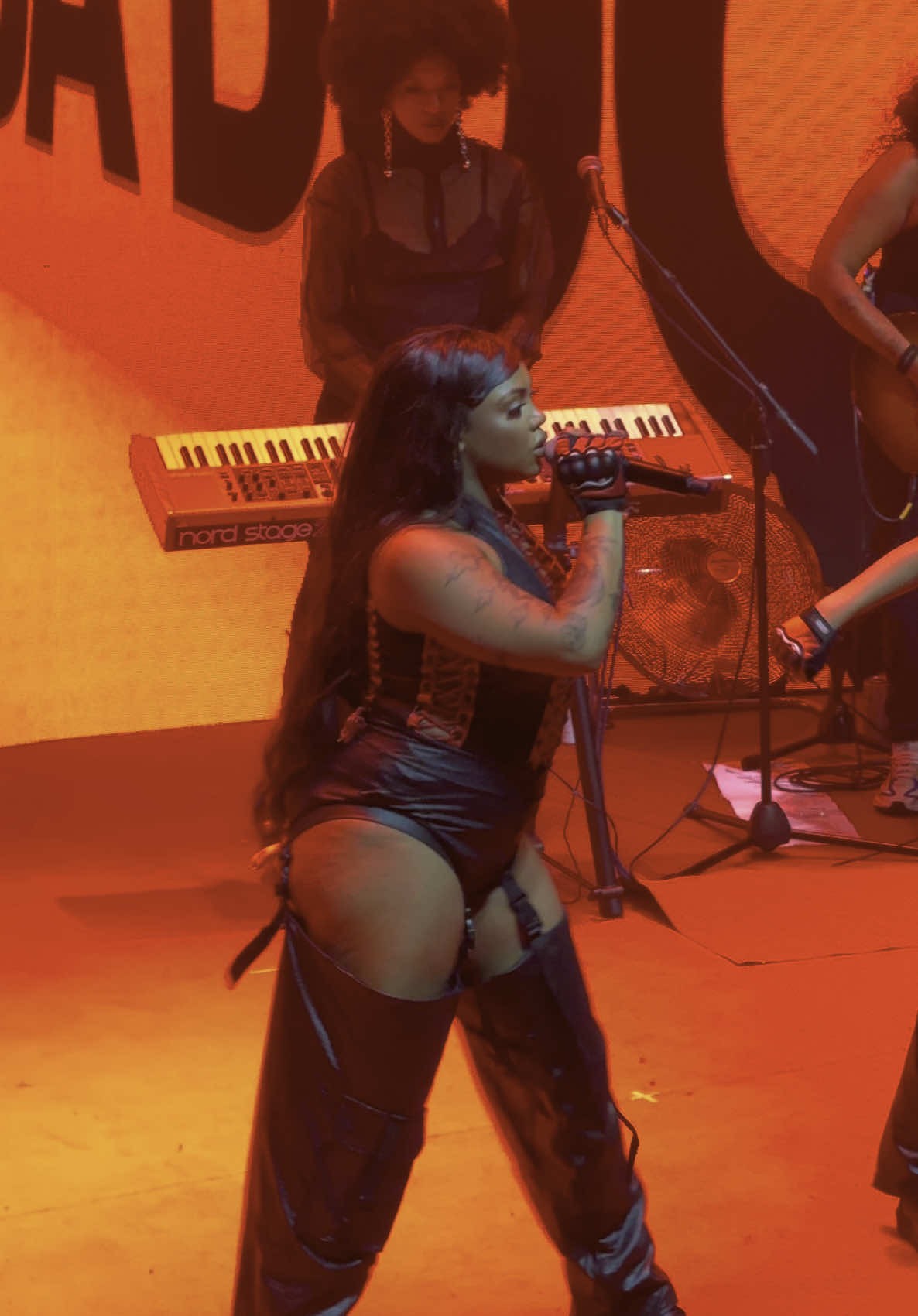 Duquesa cantando Turma da Duq no Circo Voador. #fy #fyp #duquesa #circovoador #vaiprofycaramba @duquesa 