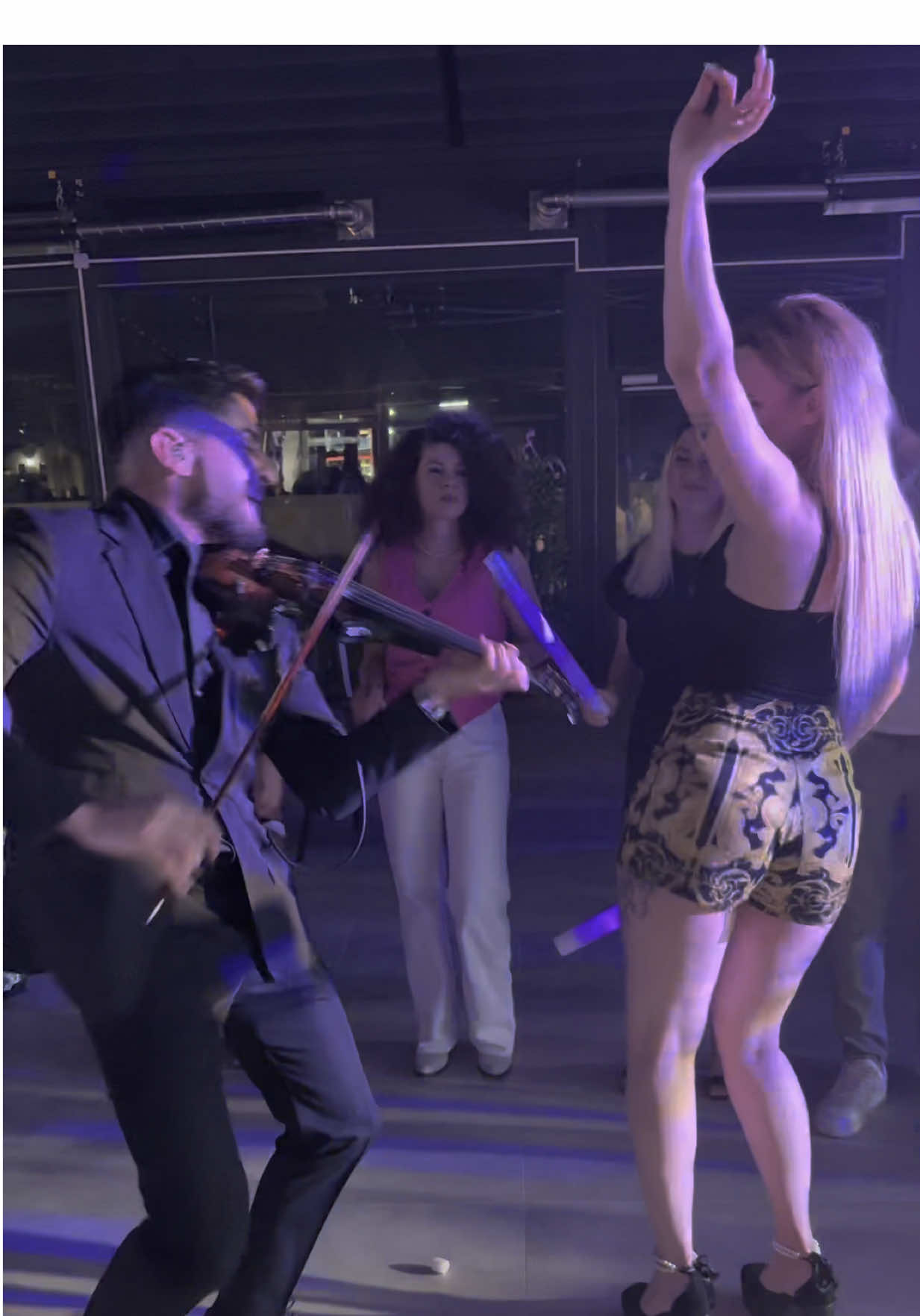 Viața mea de vagabond 🥹 #petrecere #mikaviolin #distractie #club #nuntaromania 