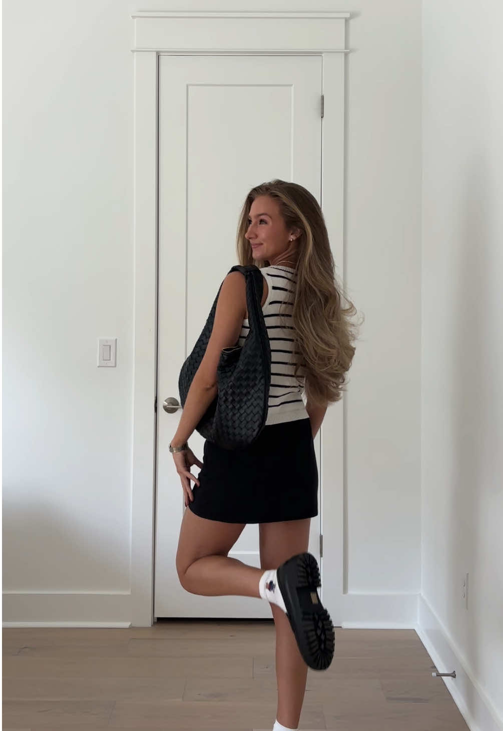 Open house OOTD 🤍 • • #fashion #classy #chic #aesthetic #SummerFashion #parisianchic #luxuryfashion #girlyfashion #miniskirt 