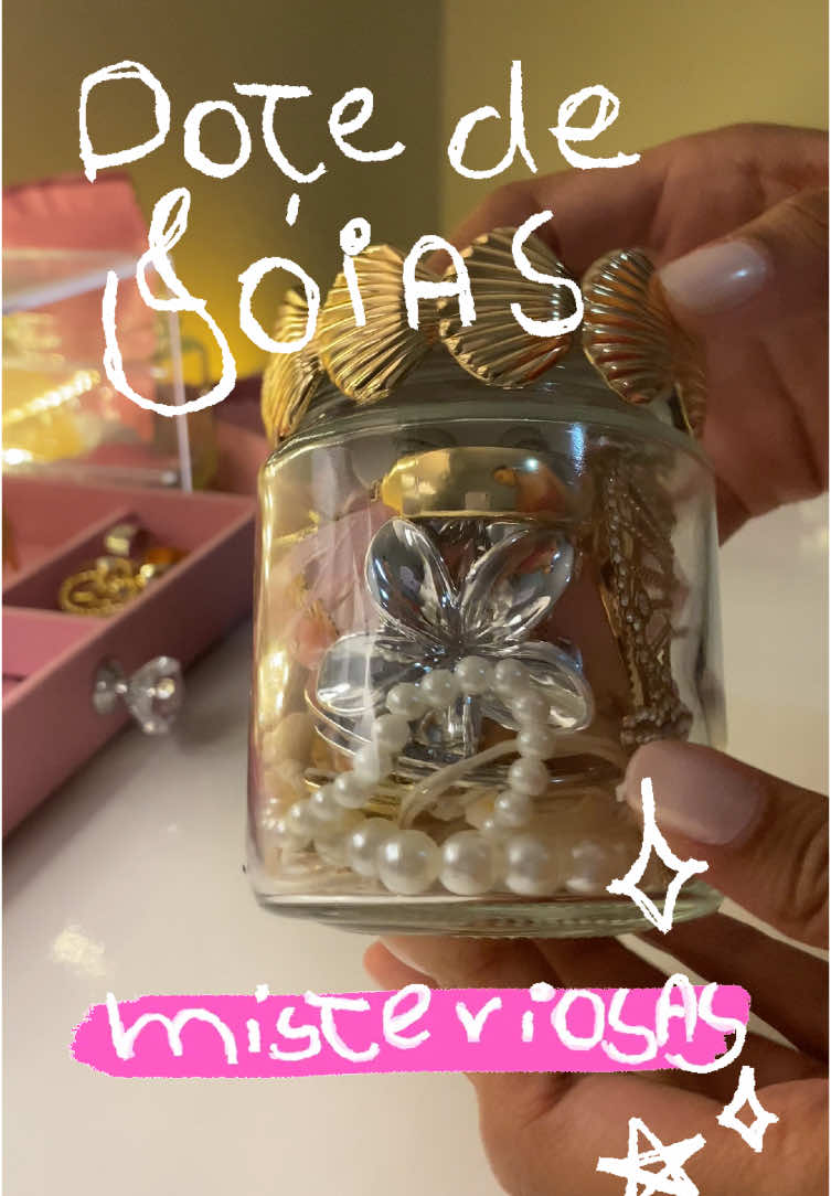 ✨🎀 VOCÊ TERIA CORAGEM? 🎀✨ Esse é o pote de joias misterioso da @bijouxbysandy 💎 Você escolhe o potinho… mas não faz ideia das belezinhas que vêm dentro! 👀 Cada pote é único, cheio de acessórios incríveis e SURPRESAS 💫 Tem prata, brilho, elegância, fofura e MUITO estilo 🖤 🛍️ R$90 + frete | Reserva por 2 dias | Envio em até 3 dias úteis Aceitamos Pix 🧾 ⚠️ Comenta “EU QUERO 🎀” pra garantir o seu! #joiasmisteriosas #acessoriosfemininos #bijouxbysandy #potesurpresa #acessoriosestilosos #tiktokbrasil #fashiontiktok #misterybox