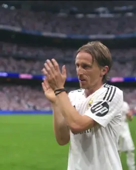 An emotional Luka #Modric subbed off to a guard of honor from both teams in his last-ever Real Madrid match at the Bernabeu ❤️