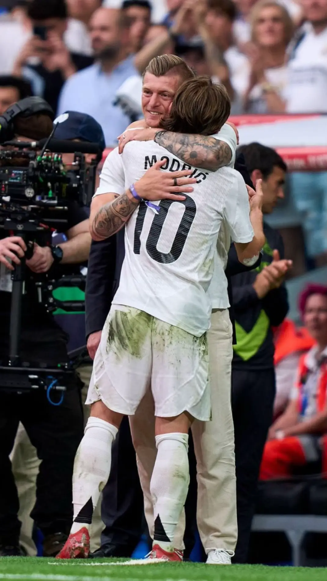‏توني كروس يودع مودريتش. 😔💔#fyp #modric #هلا_مدريد 