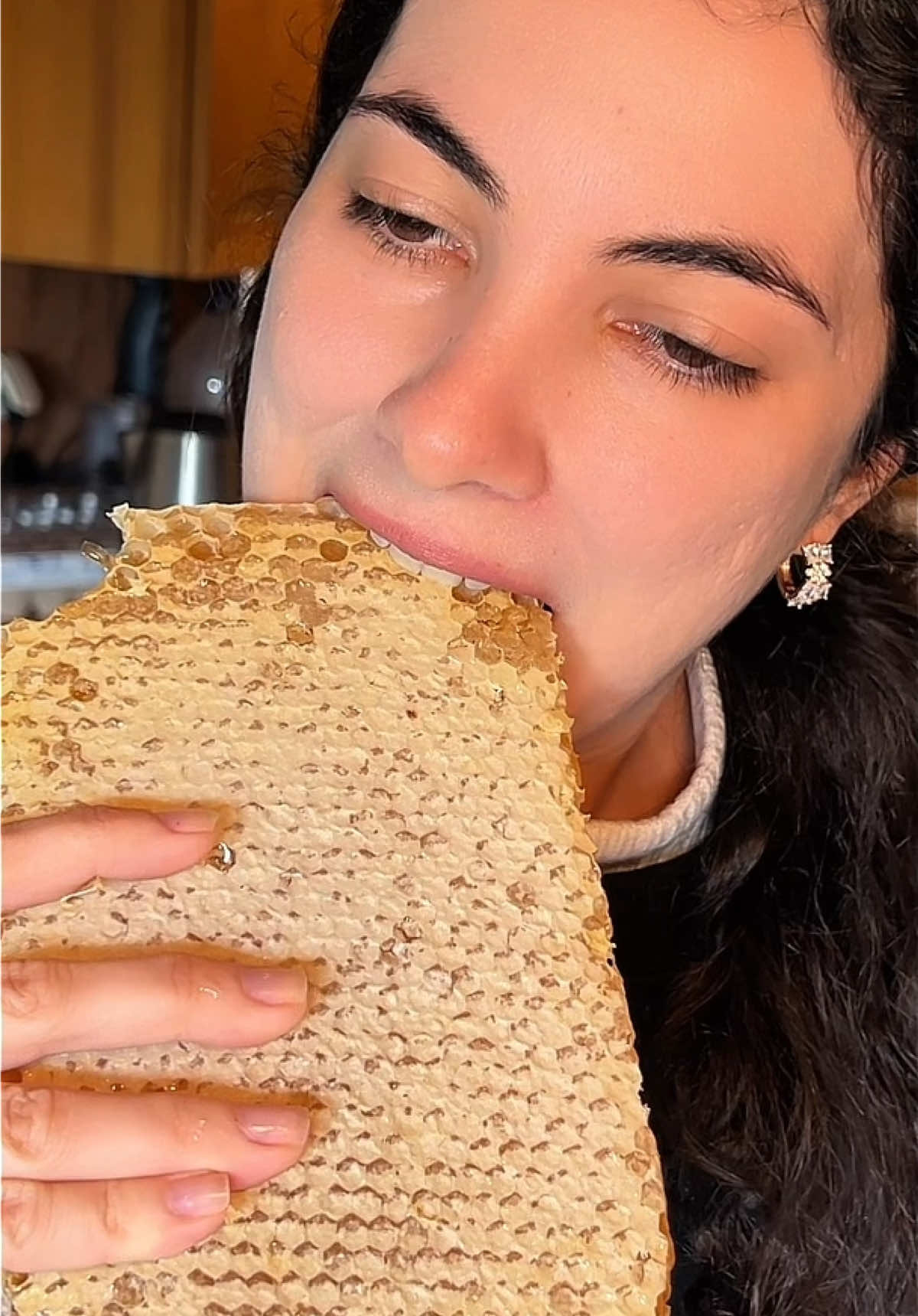 Como eu amo um favo de mel!!! #honeycomb #asmr 