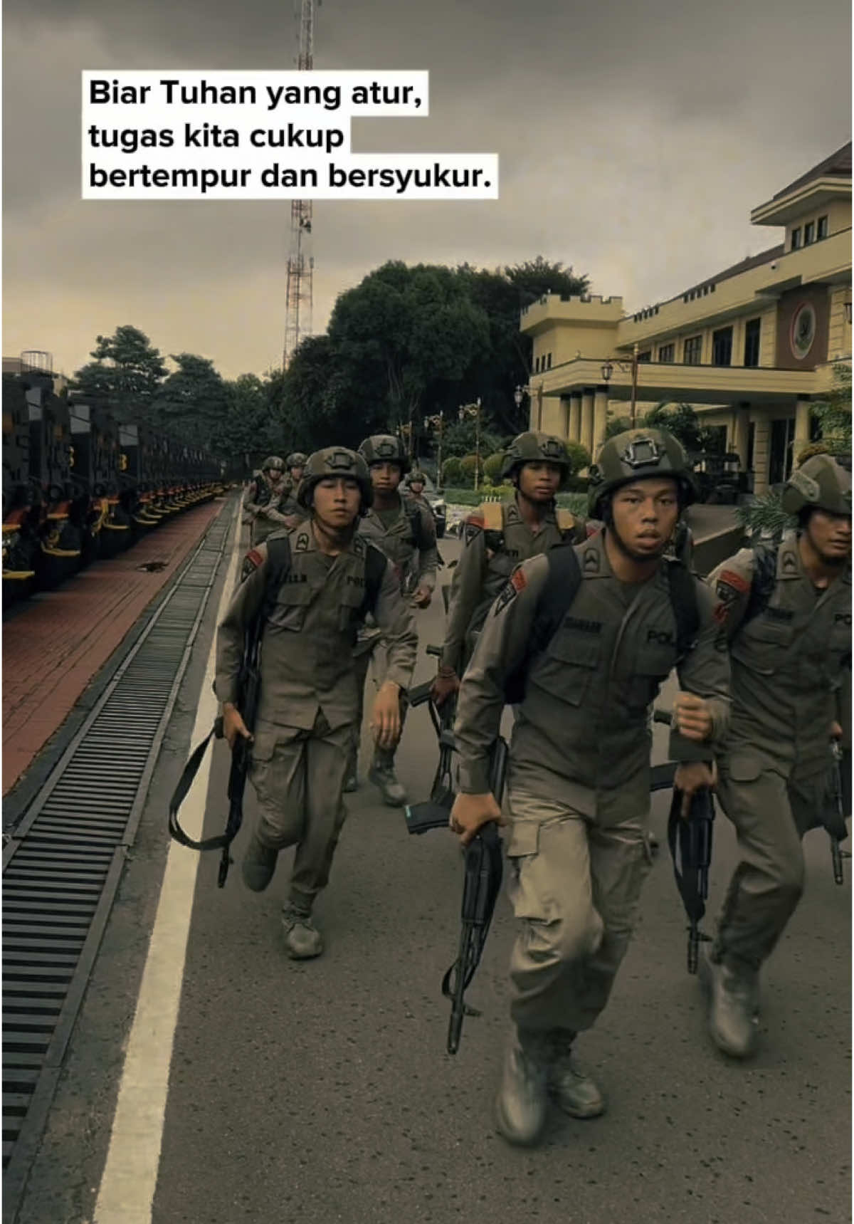 #brimob #brimobuntukindonesia #brigade #polri #polripresisi #casis #abdinegara #emak2hits #polisi #makmak #fyp #fypage #fyppppppppppppppppppppppp #fypシ゚ 