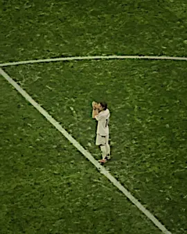 ‎لحظه وداع ريال مدريد لمودريتش💔🥺#تيم_فَيَدِيَرٍيَگۆ_قيَس⚜️ 
