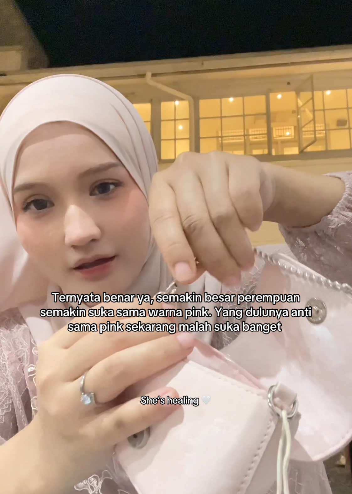 Dewasa itu ternyata menyadari kalau kita semakin besar semakin suka pink!, Sekarang barangnya semua serba pink, baju pink, case hp pink, semuanya pink Bener bener jadi pink princess yang centil kali hahaha #pink #pinkprincess 