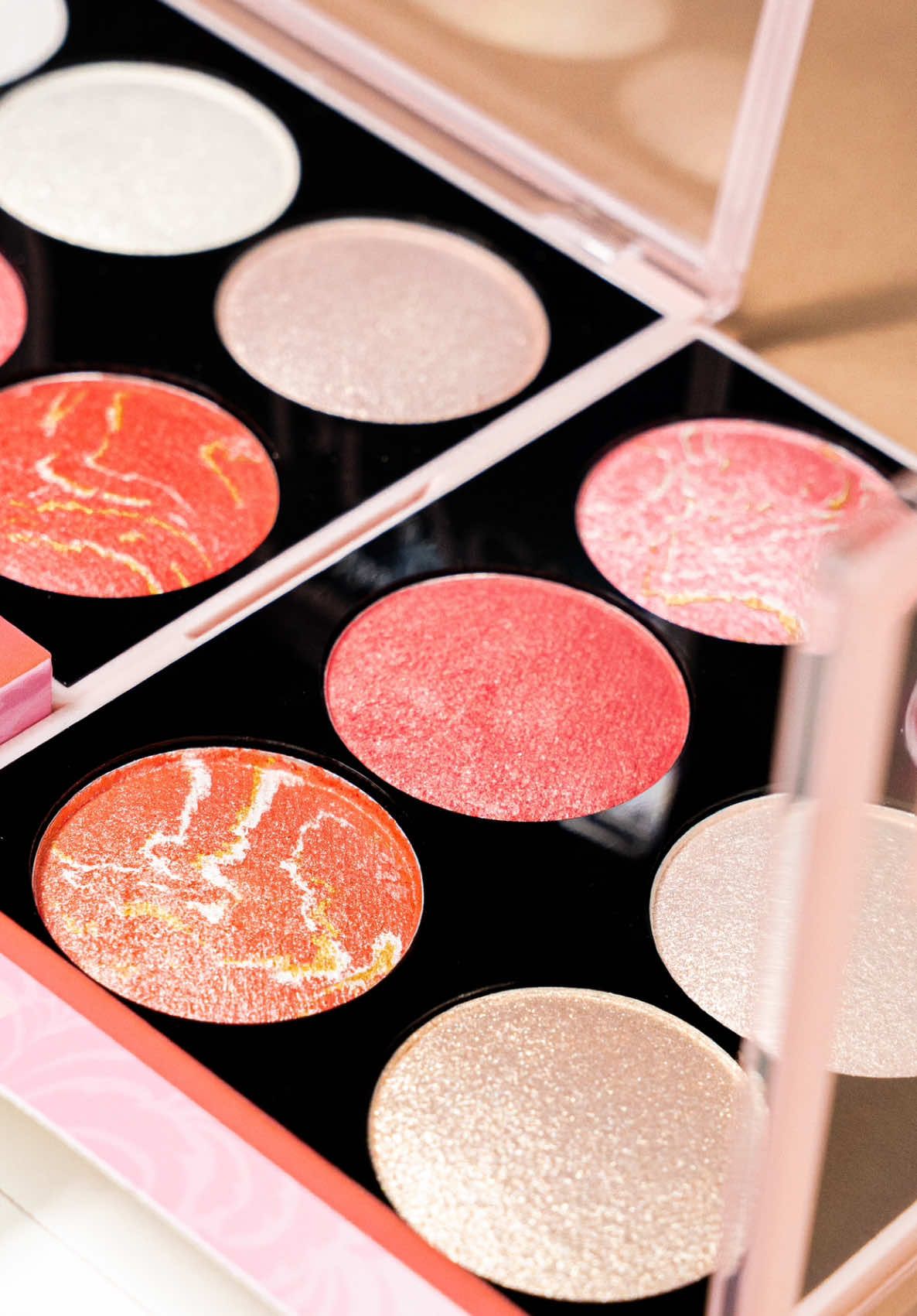 Peach and berrys⭐️ Una paleta llena de brillo y versatilidad!💖 #engolcollectionsmedellín #maquillajecolombiano #rubor #highlight #iluminador #maquillaje #engolcollections 