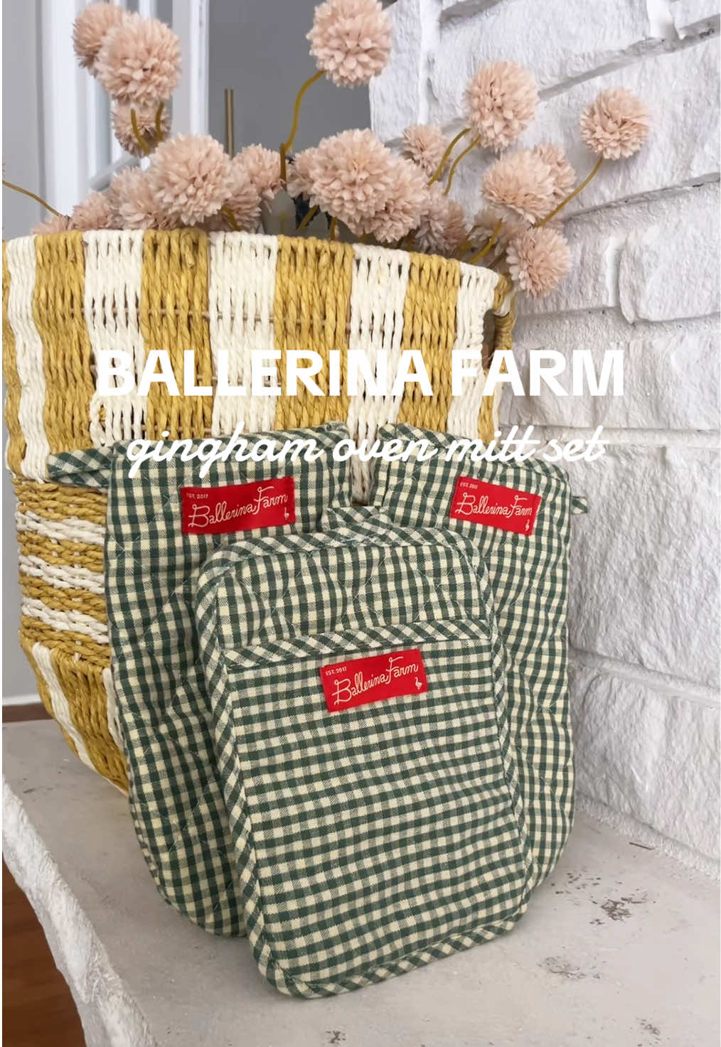 I can’t even with the oven mitt & pot holder set! The gingham is SO good! 🥰