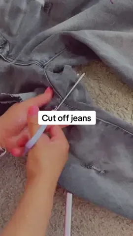 Making cut off jeans shorts out of an old pair of jeans for summer 👖☀️🍓