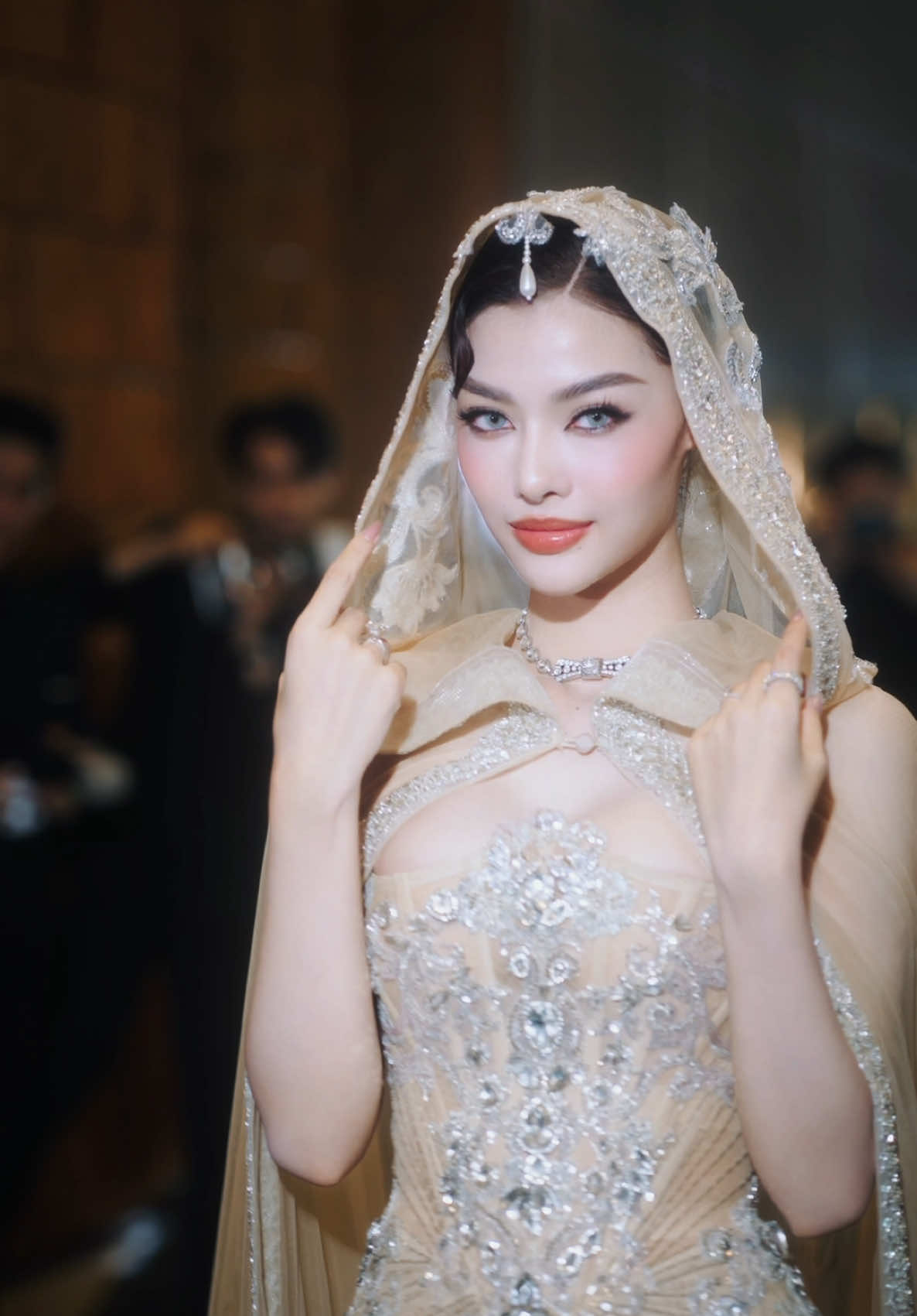 Lona Kiều Loan tuyệt đối điện ảnh tại fashion show ntk Chung Thanh Phong #raindinhquayphim #chungthanhphongfashionshow #chungthanhphong 